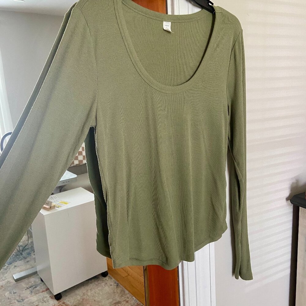 Old Navy Long Sleeve Ribbed Scoop Neck Go Dry T-shirt in Sage Olive Green